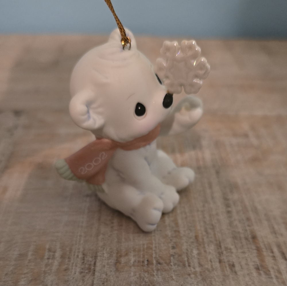Precious Moments "Animals Annual Ornament - 2002 There's Sno-One Like You". 